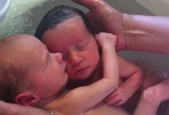 Bathing technique mimics life in the womb for newborn twins