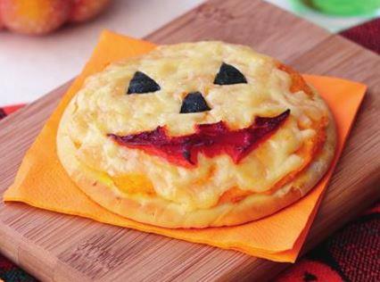 Jack-o'-lantern pumpkin pizza