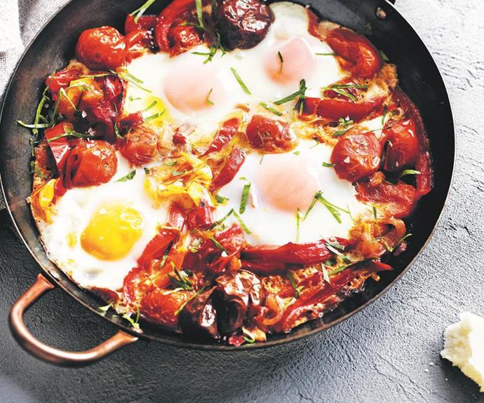 Baked eggs with capsicum and tomato